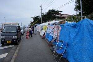 辺野古ゲートの前で反対運動をしている人