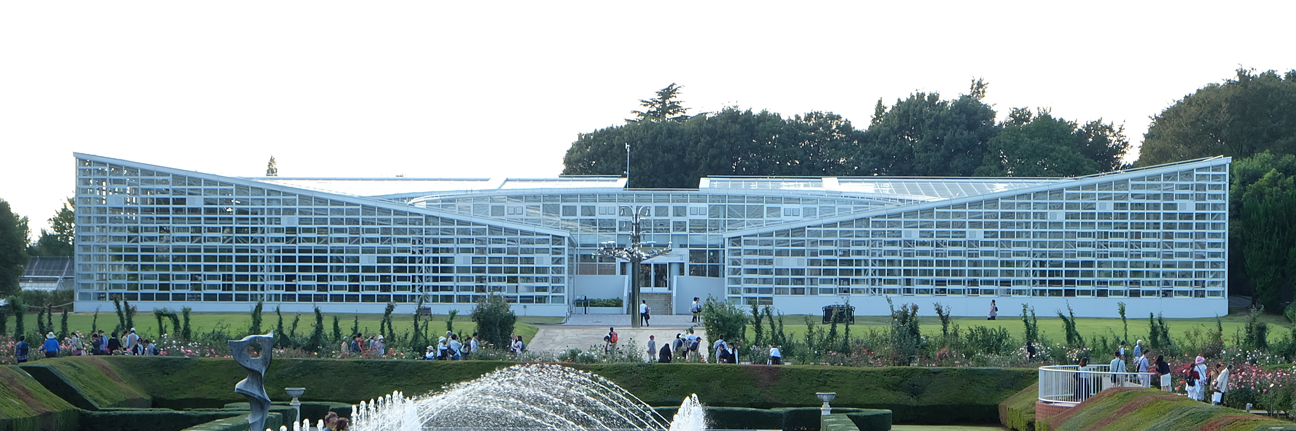 神代植物園の大温室の全景